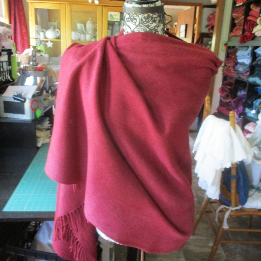 Beautiful soft Raspberry 100% wool shawl - Picture 4 of 4